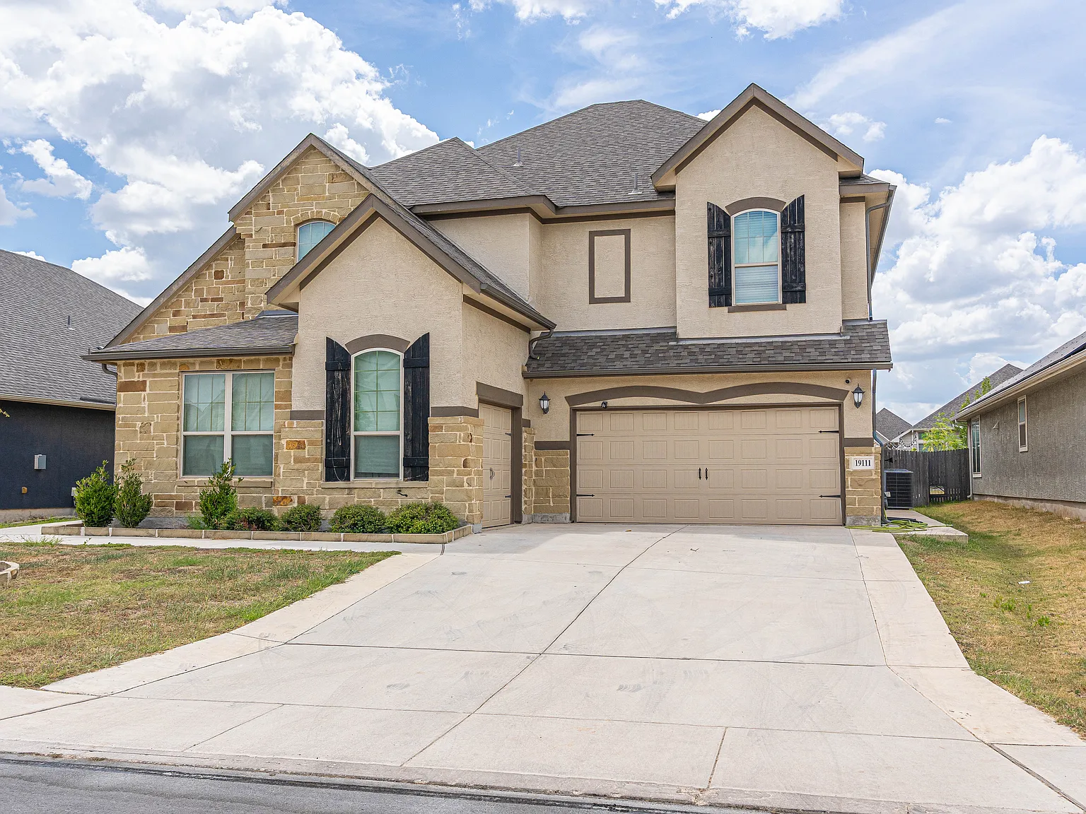 6 bed, 3815 sqft, $3,900 — Photo 2