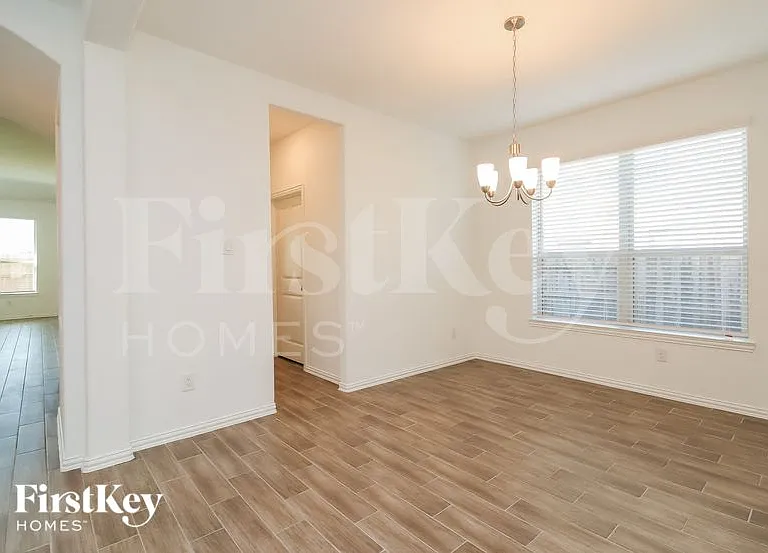 15122 Arlington Park Ave — Photo 6