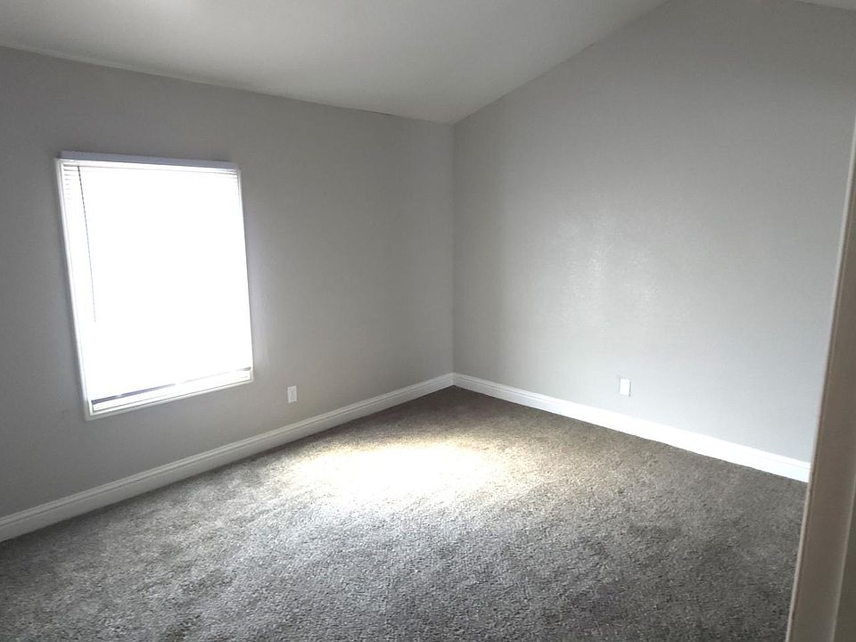 2nd image of 832 Sullivan Ln #1/2