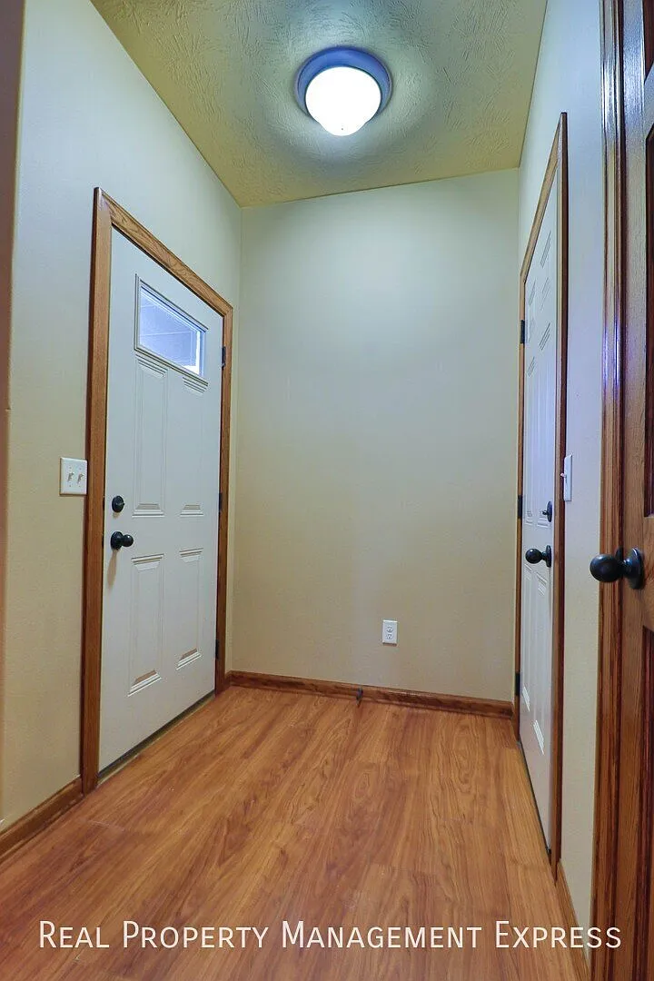 Perfect townhome with high ceilings! — Photo 2