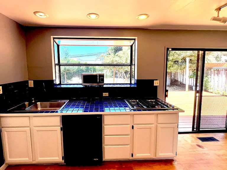 221 Hermosa Ave — Photo 9