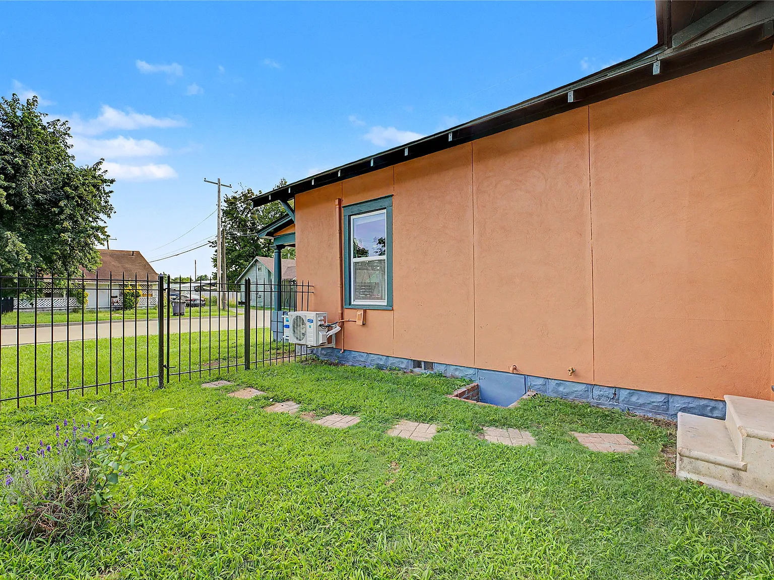 1 bed, 1.0 bath, 2148 sqft, $1,000 — Photo 3