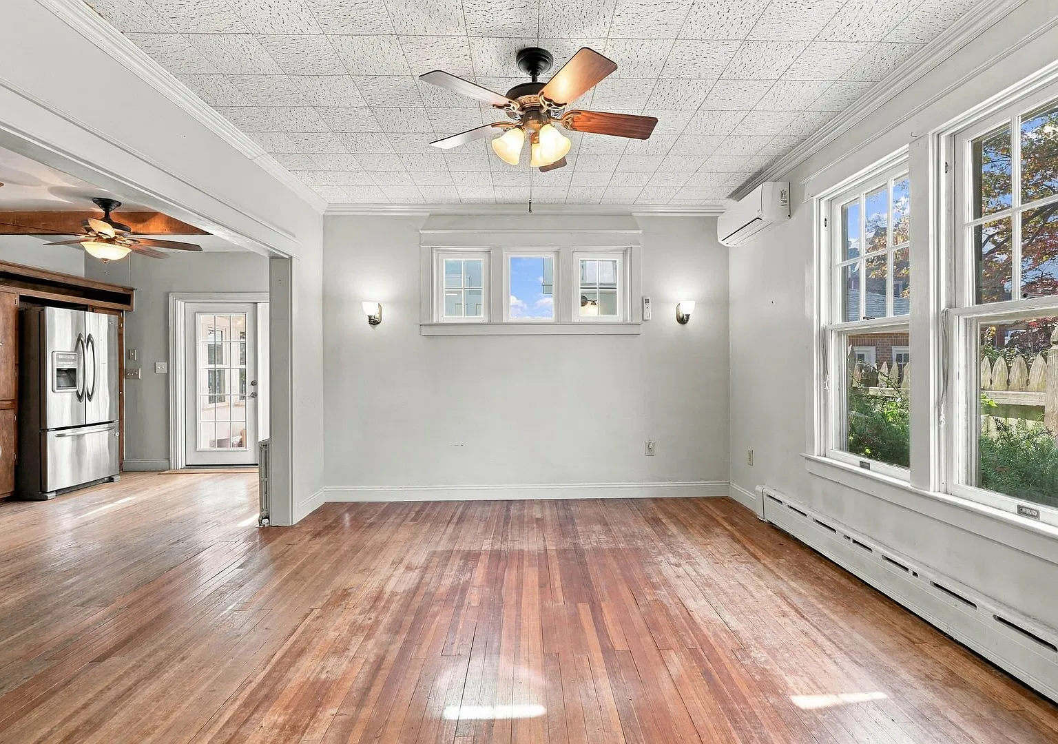 Charming 3 Bedroom Home Available Now! — Photo 4