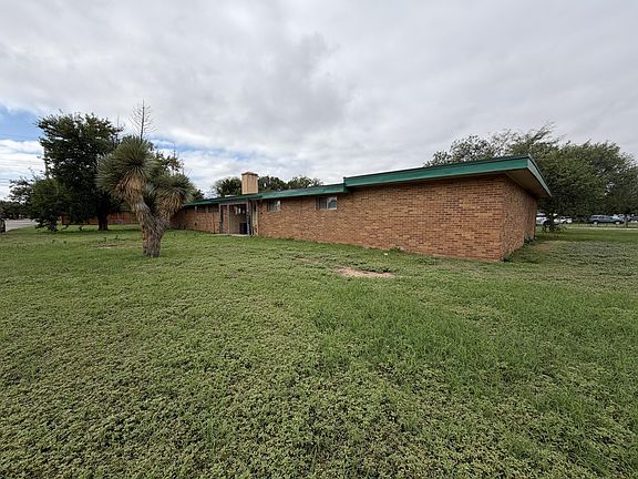 3rd image of 202 Country Club Ln