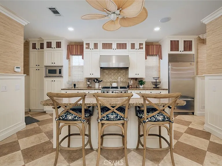 208 E Balboa Blvd — Photo 10