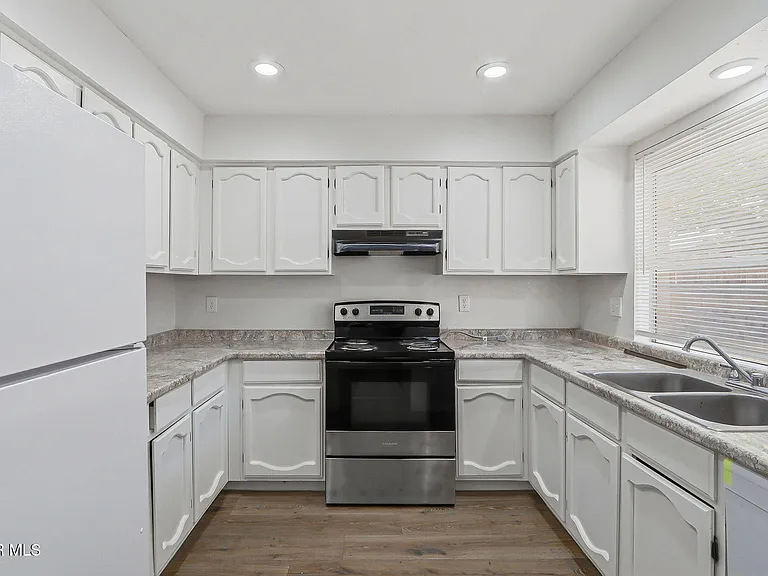 7129 Orizaba Ave — Photo 10