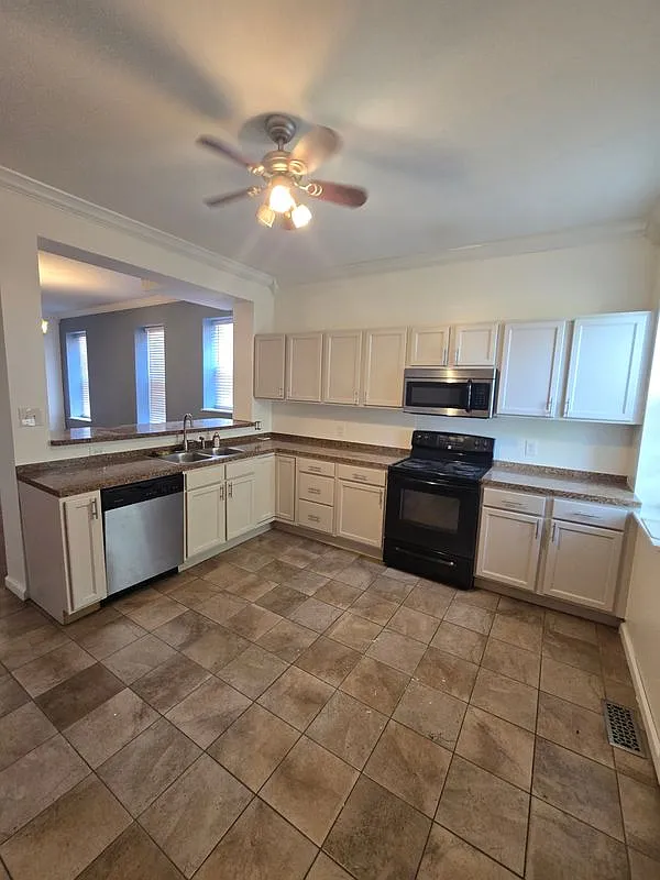 3 bed, 1.5 bath, 1824 sqft, $1,800 — Photo 1