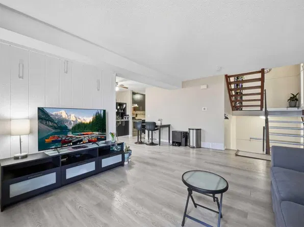 3500 NE Varsity Dr NW #409, Calgary, AB T2L 1Y3