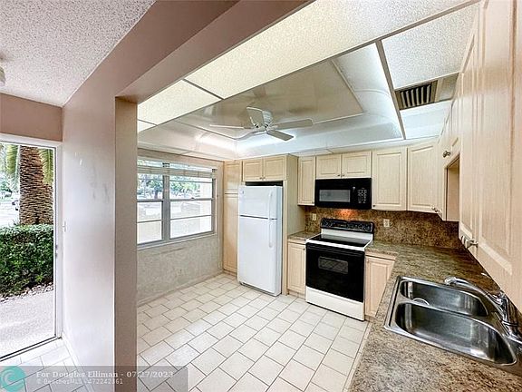 4th image of 3204 Portofino Point APT E1