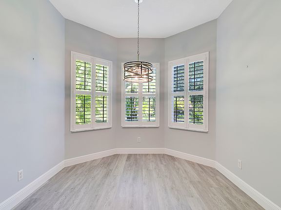 5th image of 465 NW Sunflower Pl