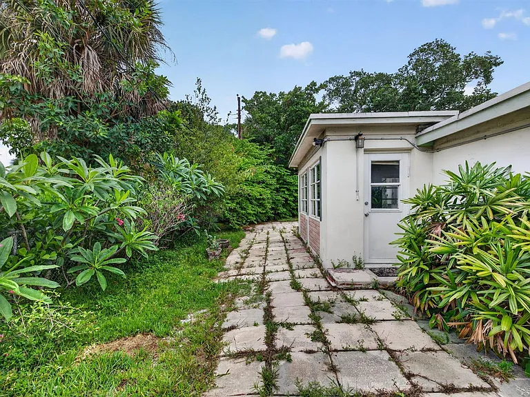 841 SW 18th Ct — Photo 39
