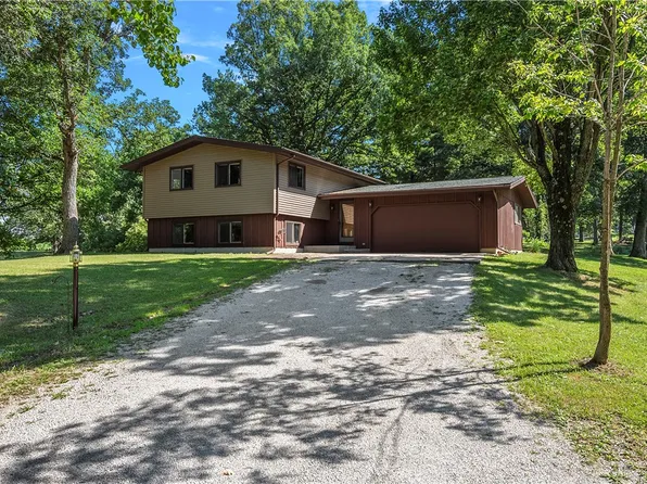 27 Lake Shore Dr, Pana, IL 62557