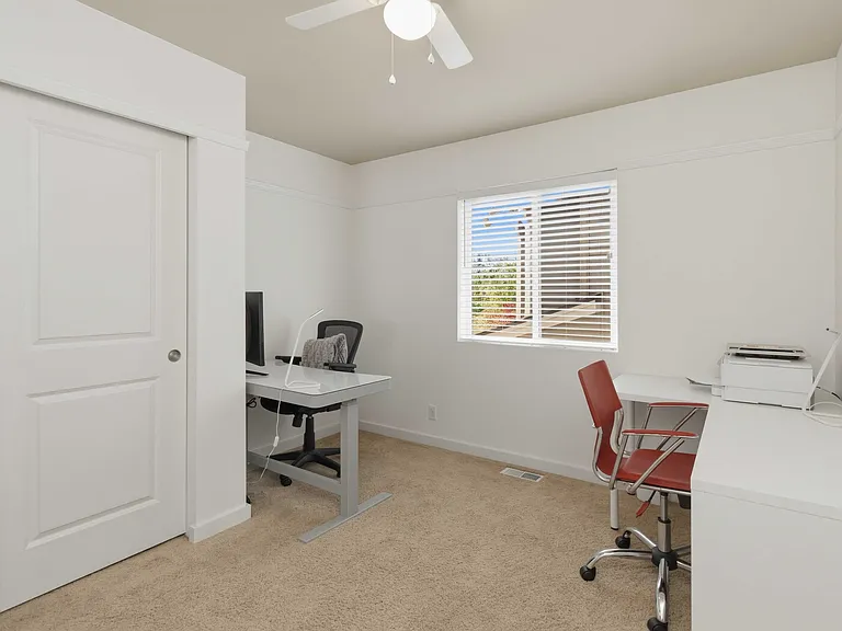 6338 Victoria Ave SE — Photo 8