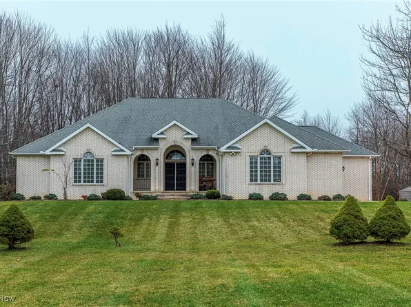 10085 Sawmill Dr, Chardon, OH 44024