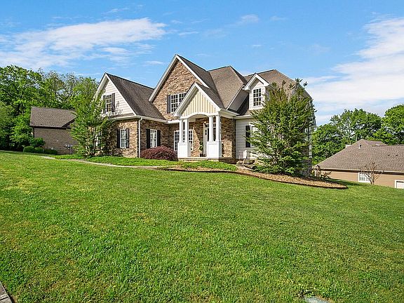 2nd image of 1043 N Runyan Dr
