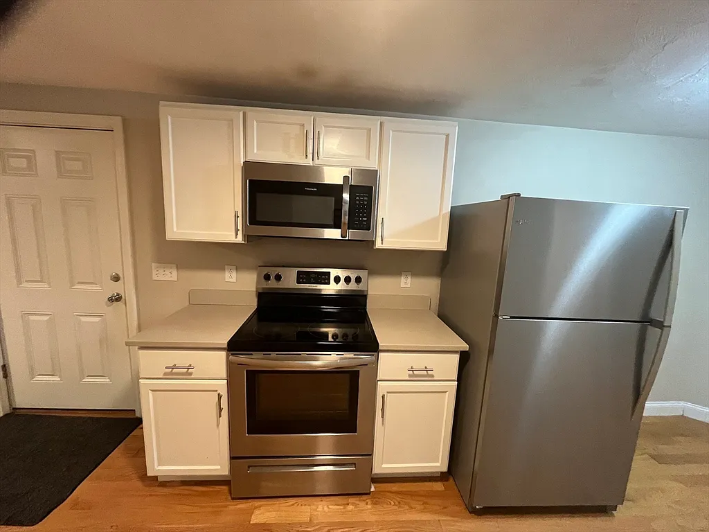 3 bed, 1.0 bath, 872 sqft, $3,150 — Photo 3