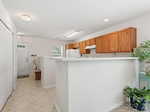 4th image of 1358 Walnut Hill Dr