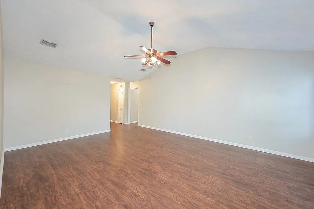 3 bed, 2.0 bath, 1361 sqft, $2,065 — Photo 4