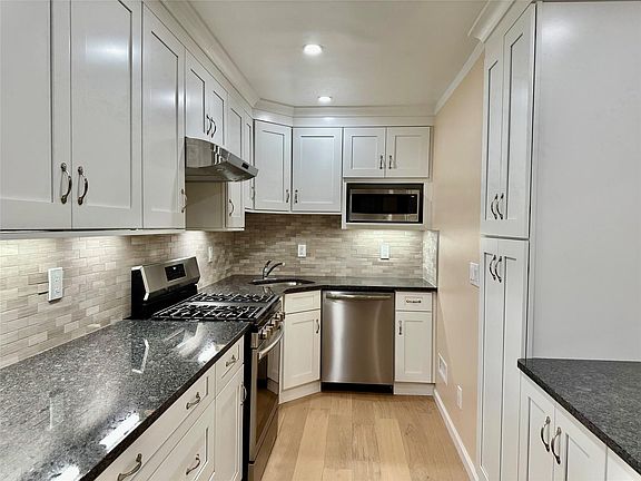 3rd image of 14 Heritage Dr APT F