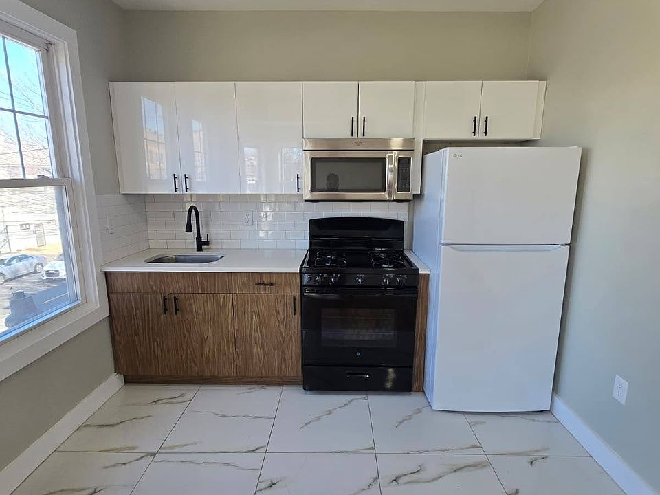 1st image of 376 Avon Ave Floor 3