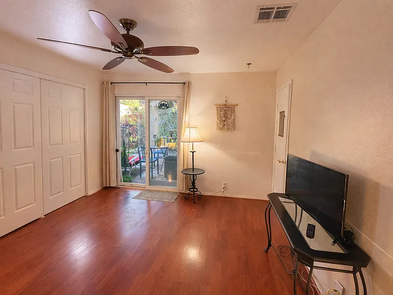 Second bedroom with entrance to the pool, furnished or unfurnished