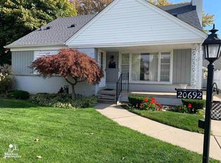 20692 Wedgewood Dr, Grosse Pointe Woods, MI 48236