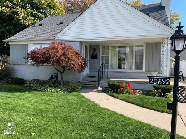 20692 Wedgewood Dr, Grosse Pointe Woods, MI 48236