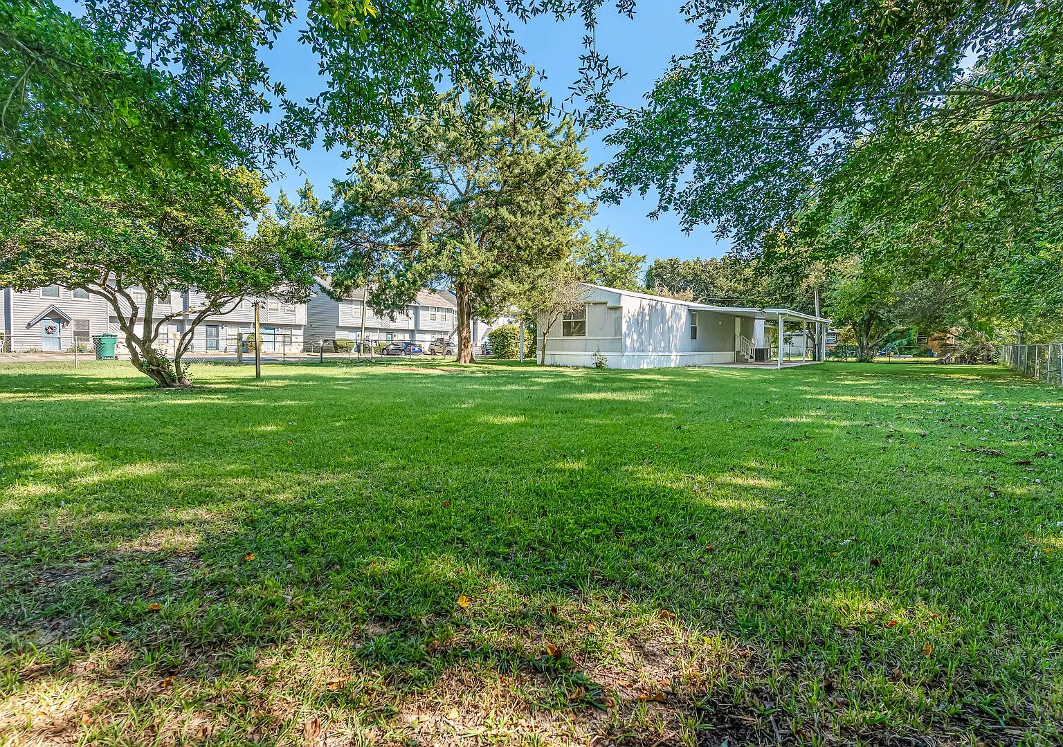2 Bedroom on Spacious Lot! — Photo 1