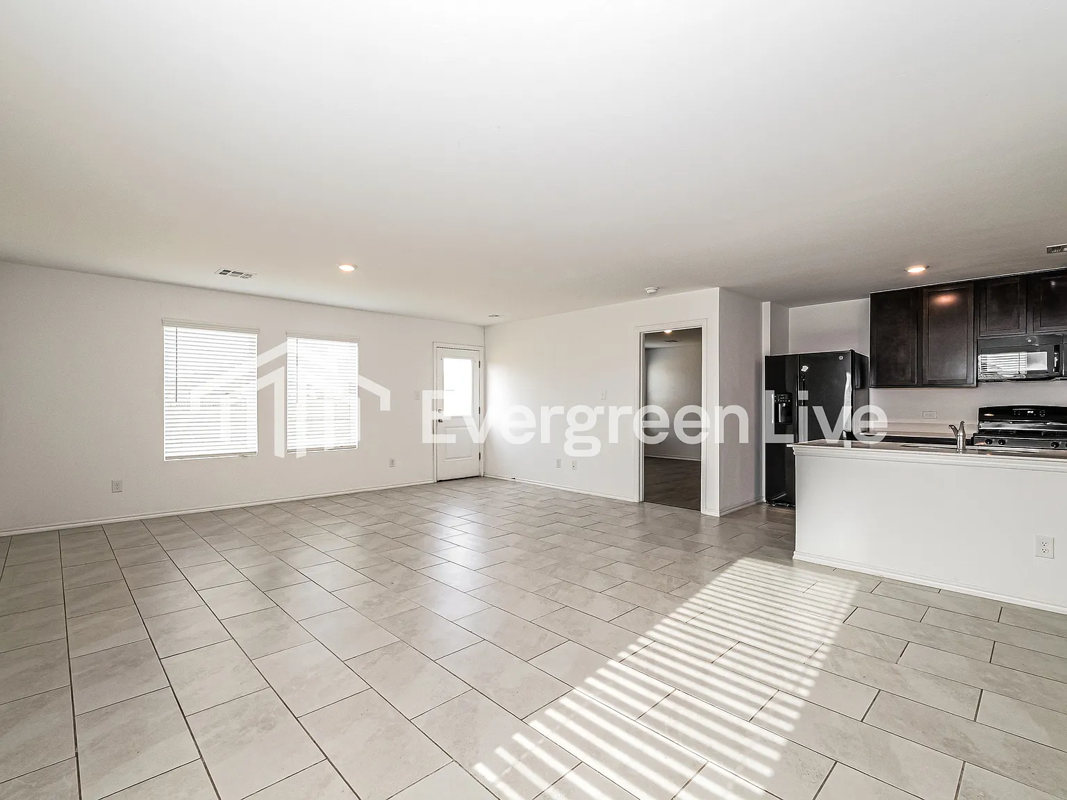 4 bed, 2.0 bath, 1667 sqft, $1,595 — Photo 2