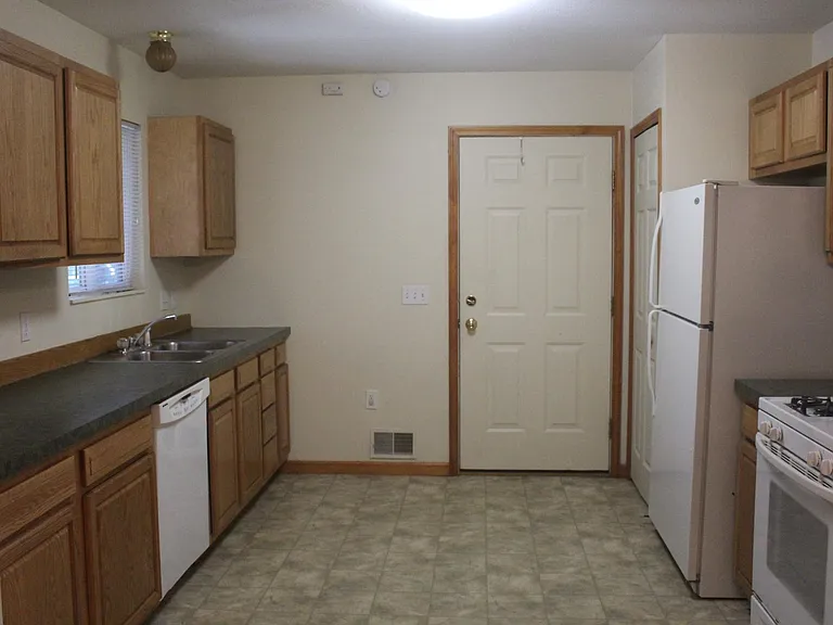 4805 Russell St — Photo 9