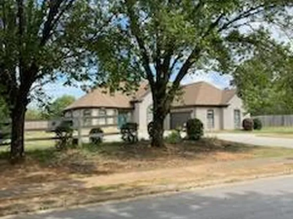 100 Wyckliffe Dr, Locust Grove, GA 30248