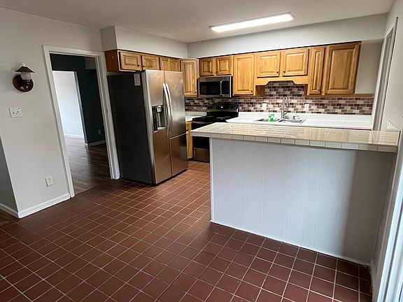 3rd image of 805 S Grosvenor Ct