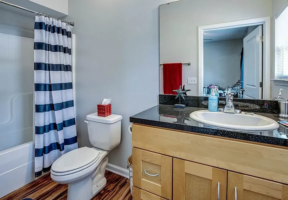 8 bed, 3362 sqft, $900 — Photo 4