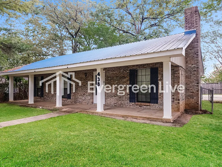 438 Terri Ln — Photo 2