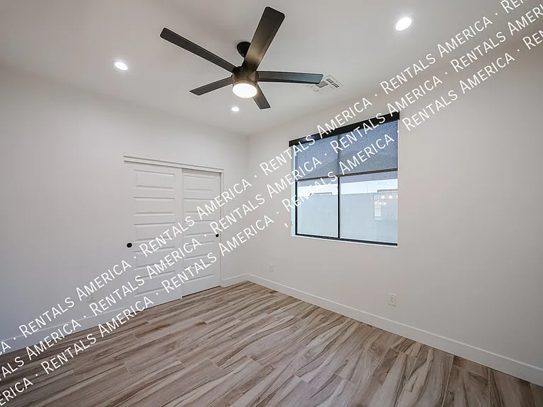2418 E Amelia Ave — Photo 21