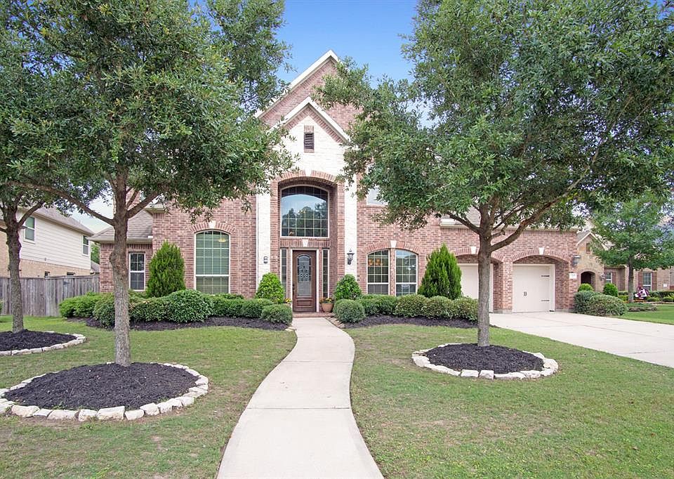 Welcome to 13646 Oak Lake Bend
