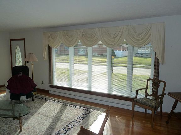 3rd image of 1900 Hermitage Dr