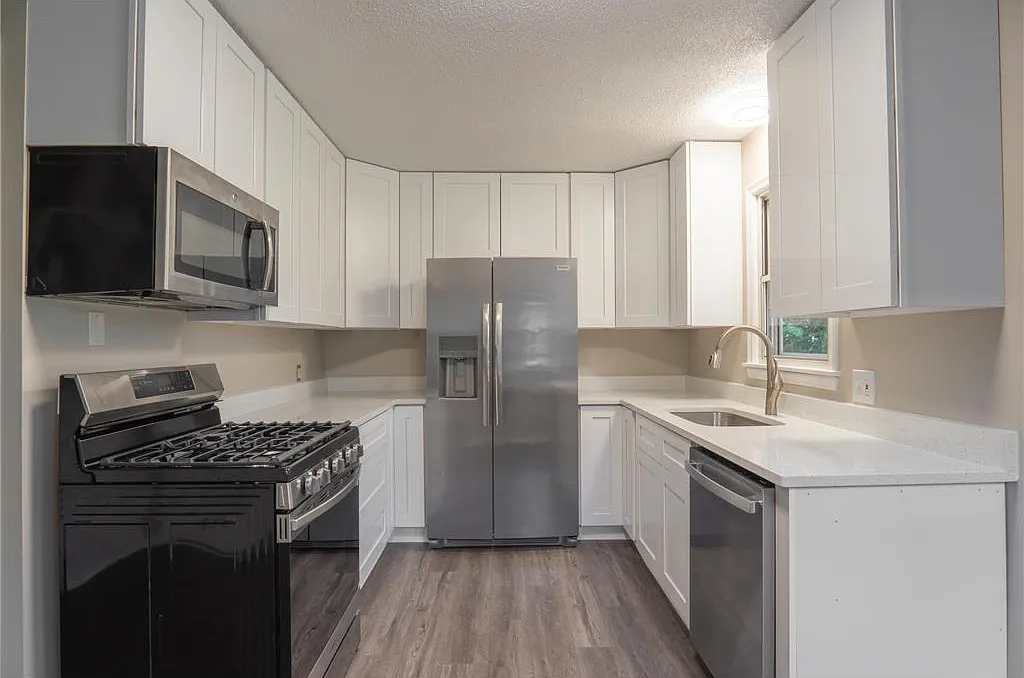 3 bed, 1100 sqft, $2,400 — Photo 4