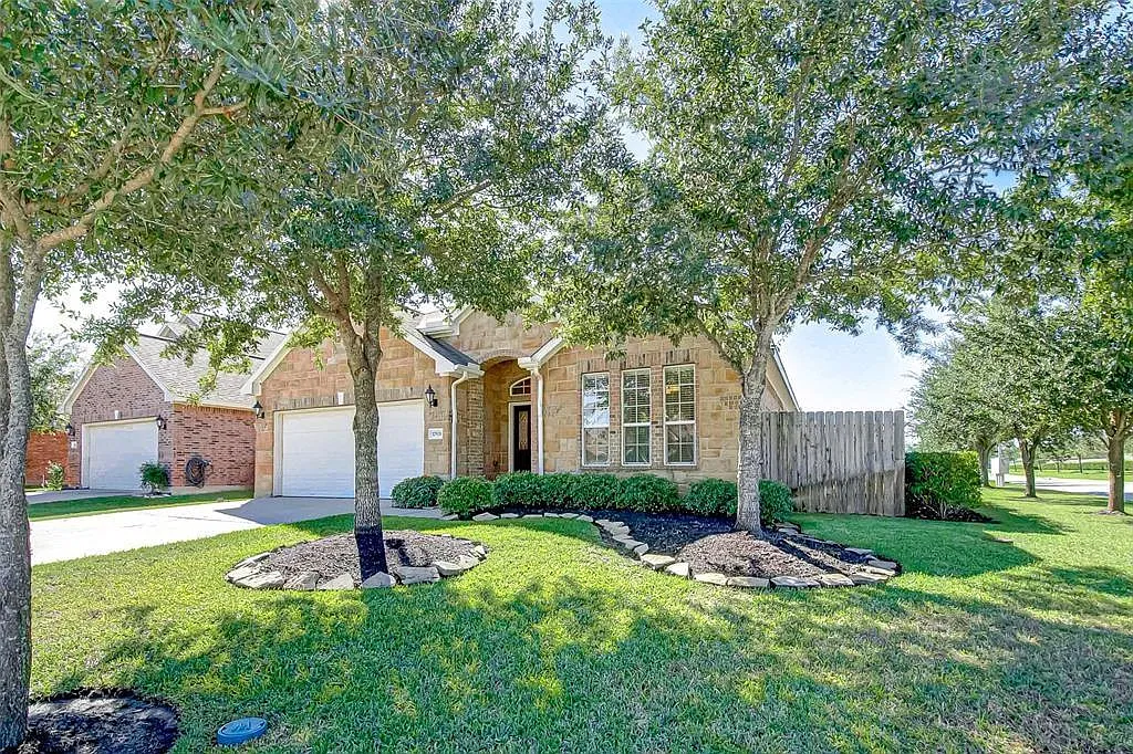 3 bed, 2.0 bath, 1876 sqft, $2,200 — Photo 2
