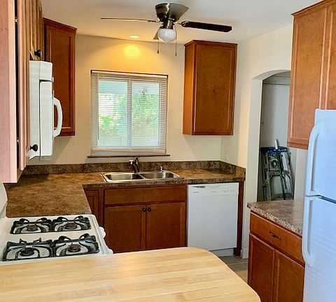 4th image of 909 Woodlawn Ave
