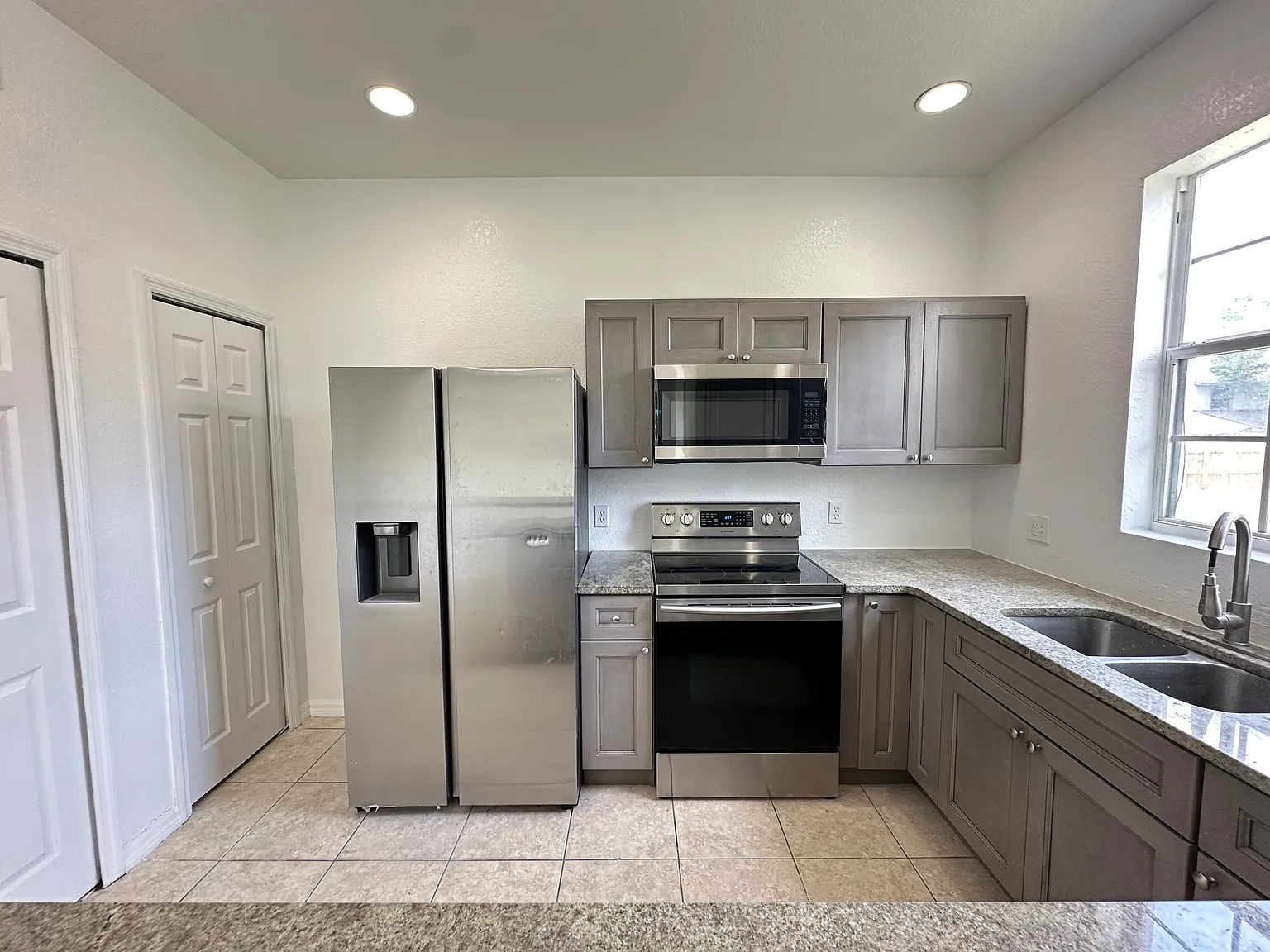 3 bed, 2.5 bath, 1330 sqft, $1,750 — Photo 3