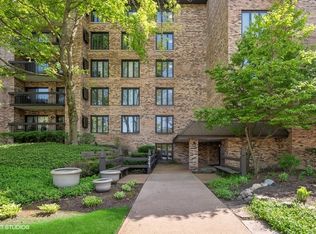 3741 Mission Hills Rd APT 102, Northbrook, IL 60062