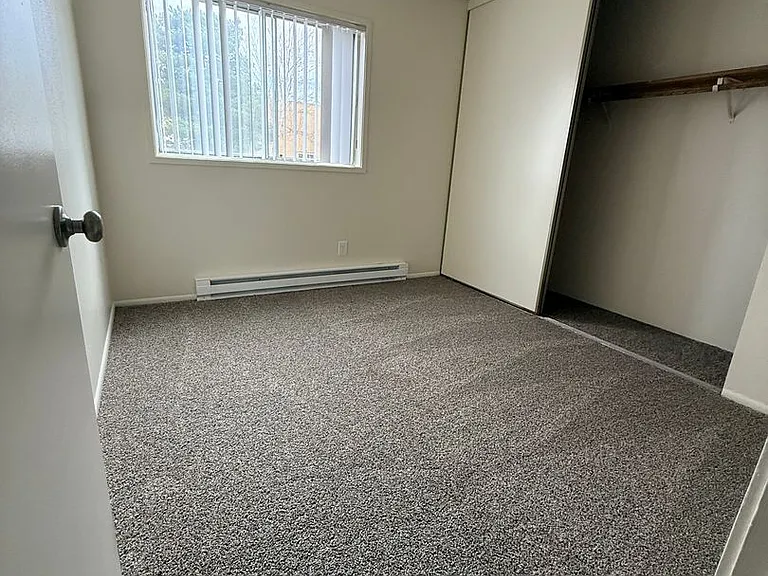 Sunnyside Village Apartments — Photo 41
