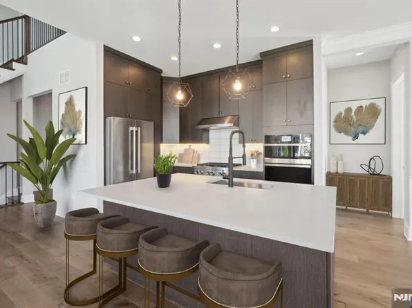 8 Augusta Way Riv, Westwood, NJ 07675