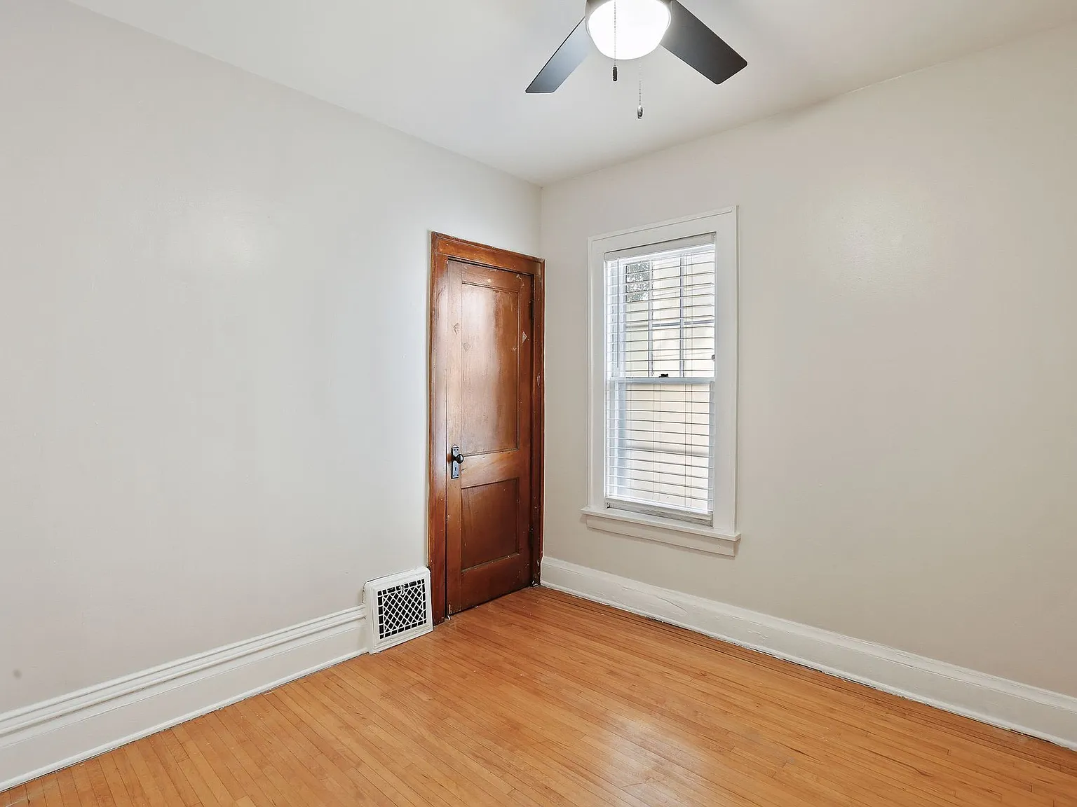 2 bed, 1.0 bath, 1100 sqft, $1,650 — Photo 3