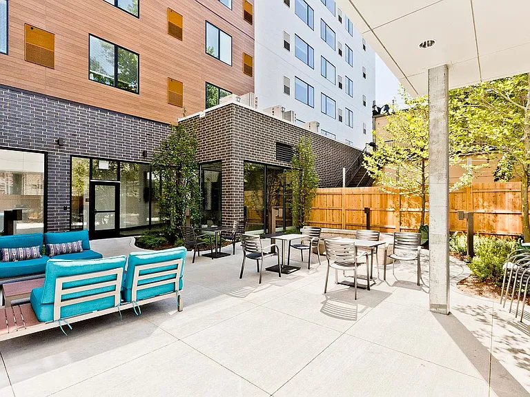 Edge on Broadway — Photo 40