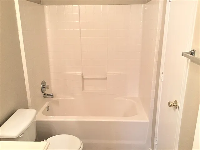 1009 Rock Springs Dr — Photo 15