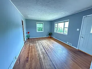 514 S Eastside Dr — Photo 2