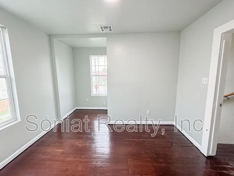 3433 Lasalle St — Photo 3