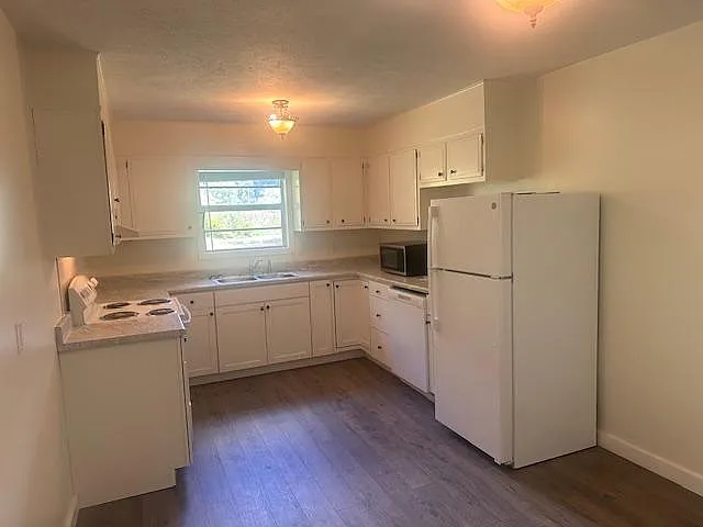 17 Clinton Ln — Photo 2